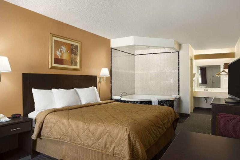 Rodeway Inn & Suites Monroeville-Pittsburgh Bagian luar foto